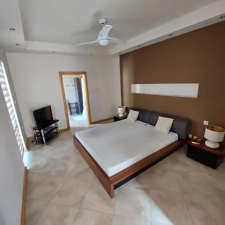 Lejlighed Grand & Cozy On Great Location,