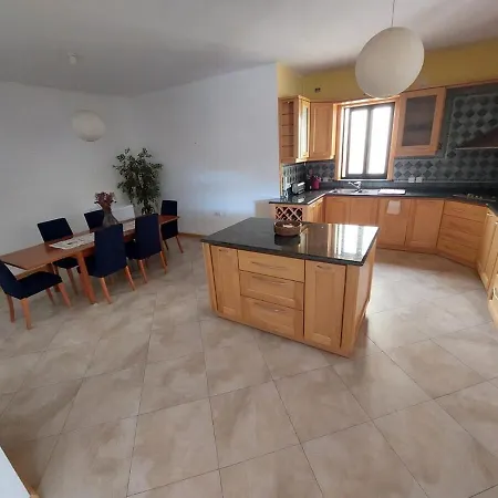 דירה Grand & Cozy On Great Location, *